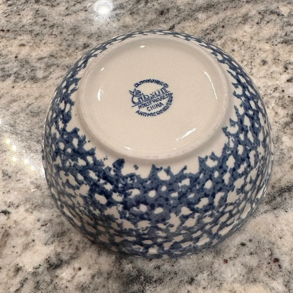 Gibson Housewares Blue Sponge Pattern Bowl like new